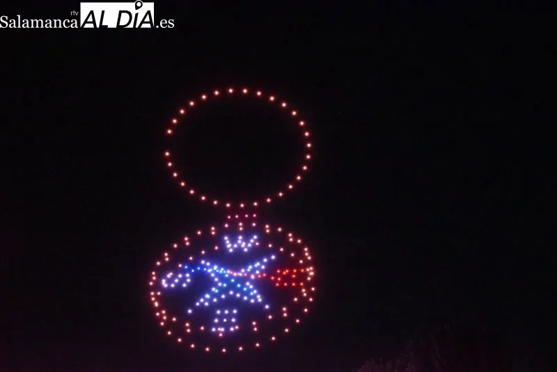 Más de 200 drones crean espectaculares figuras sobre el cielo de Salamanca | FOTOS: Vanesa Martins 