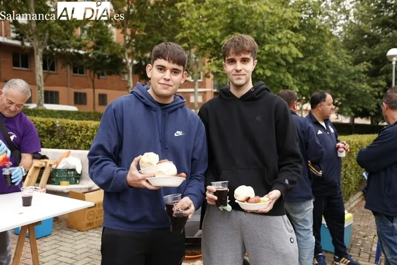 Pizarrales disfruta de una gran comida por sus fiestas patronales | FOTOS: David Sañudo