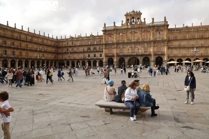 Salmantinos y turistas llenan el centro de Salamanca desafiando al tiempo  | FOTOS: David Sañudo