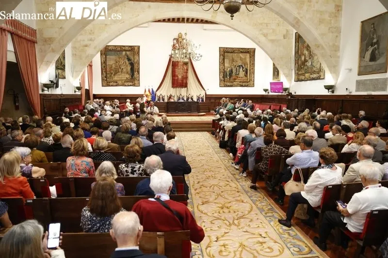 Emotivo reconocimiento a la trayectoria universitaria de la presidenta de honor de Alumni-USAL, Ángela Calvo Redondo | FOTOS: David Sañudo 