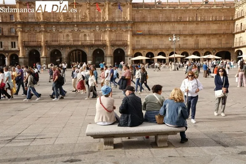Salmantinos y turistas llenan el centro de Salamanca desafiando al tiempo  | FOTOS: David Sañudo