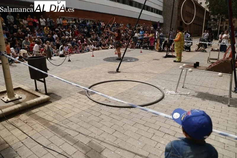 Niños y mayores se divierten con el ‘Circo Lápiz Cabaret’ | FOTOS: David Sañudo