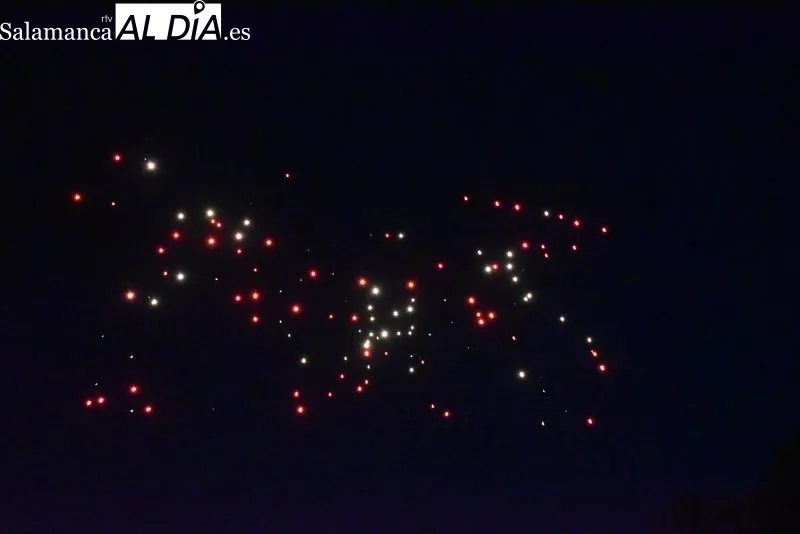 Más de 200 drones crean espectaculares figuras sobre el cielo de Salamanca | FOTOS: Vanesa Martins 