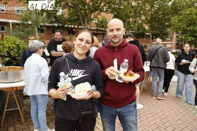 Pizarrales disfruta de una gran comida por sus fiestas patronales | FOTOS: David Sañudo