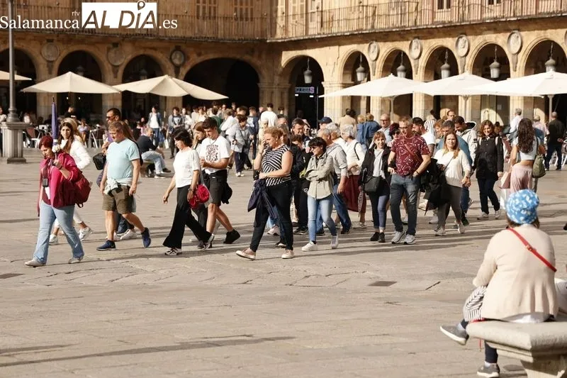 Salmantinos y turistas llenan el centro de Salamanca desafiando al tiempo  | FOTOS: David Sañudo