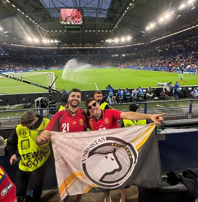 Dos seguidores de Unionistas en el partido España - Italia, en la Eurocopa. Foto: @jabier_cm5