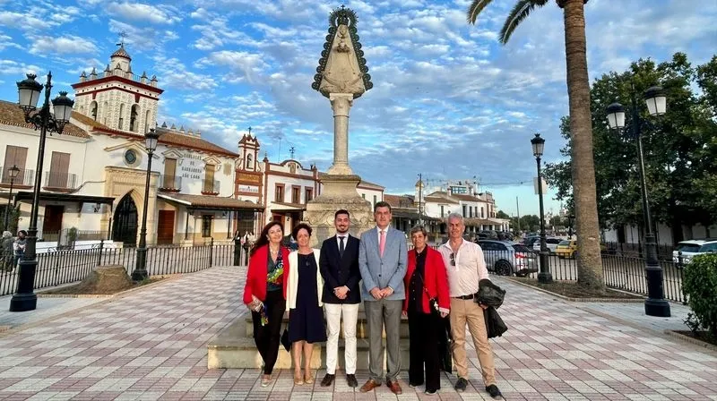 Visita de vecinos de La Vellés al Santuario del Rocío en Almonte