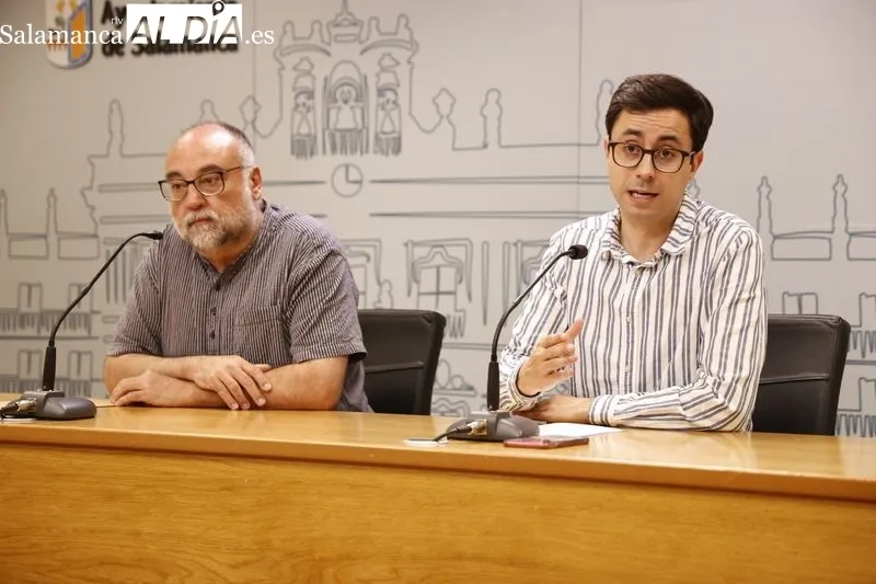 El portavoz del Grupo Municipal Socialista, José Luis Mateos, y el concejal Juan José García Meilán, en la rueda de prensa sobre esta propuesta que el PSOE llevará al próximo Pleno. Foto de David Sañudo