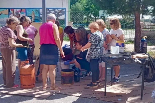 Foto 7 - Las mujeres de B&oacute;veda se ponen &lsquo;manos a la obra&rsquo; para recuperar la tradici&oacute;n de crear el autentico jab&oacute;n de la abuela