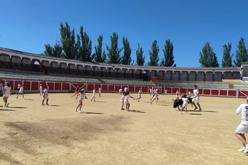 Foto 2 - Diversi&oacute;n y carreras protagonizan el animado encierro infantil de San Fermin en los campamentos de verano del CID