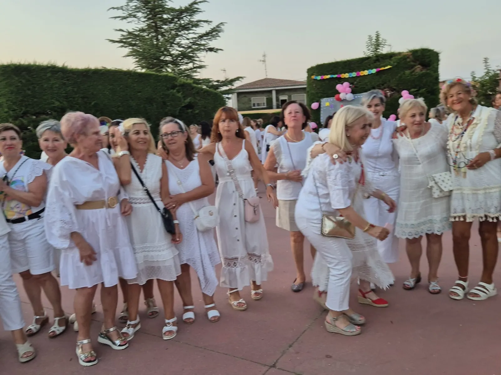 Foto 10 - Cerca de un centenar de mujeres participan en la segunda 'Noche en Blanco' de la asociaci&oacute;n Me Permito