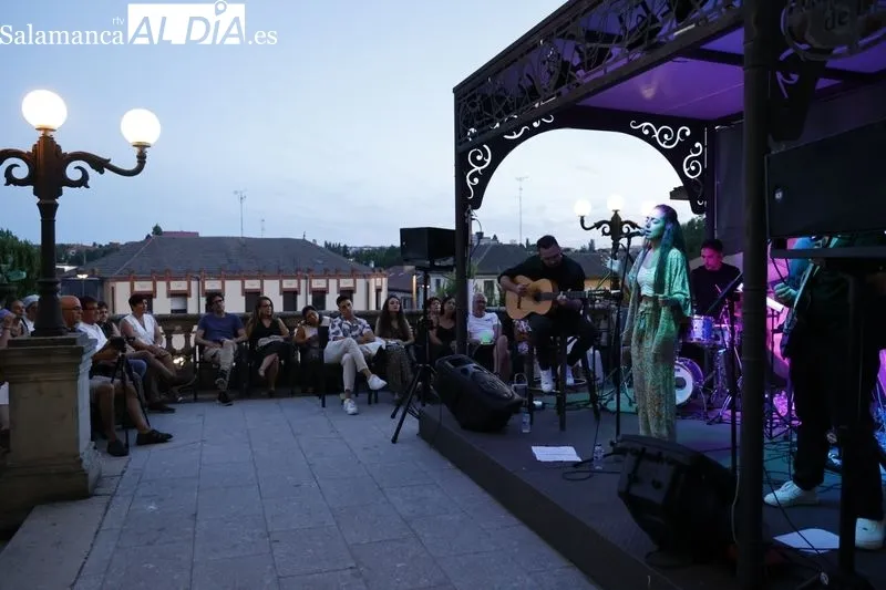Foto 4 - La voz de Nereida llena de magia la Casa Lis