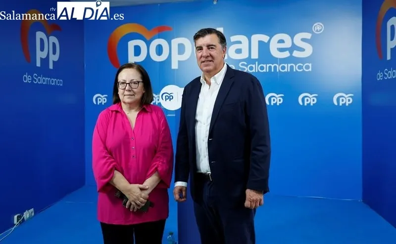 José Antonio Bermúdez de Castro y María Jesús Moro diputados del partido por la provincia, en la sede del PP. Foto de David Sañudo 