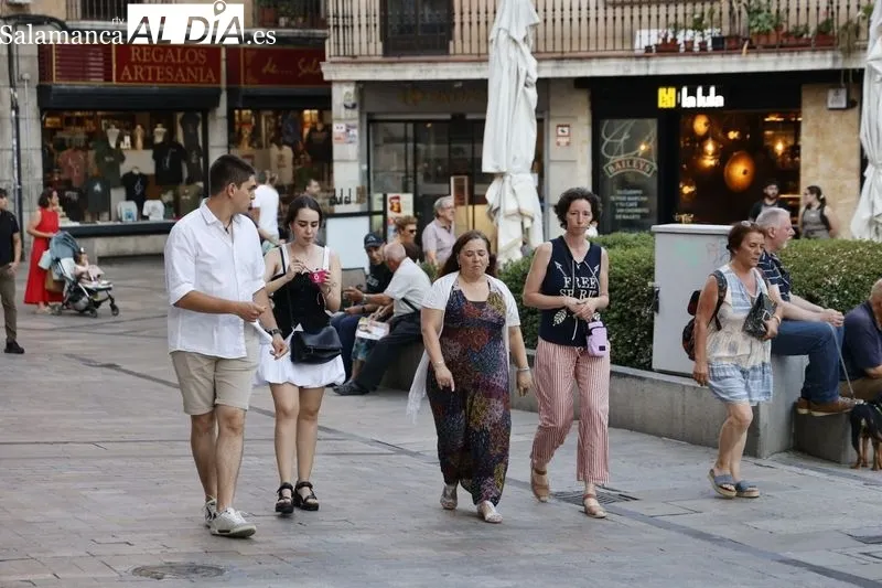 Foto 16 - Los salmantinos buscan la sombra en las terrazas del centro para refugiarse del calor