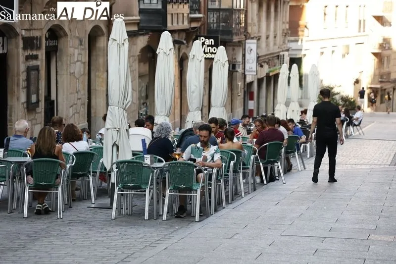 Foto 15 - Los salmantinos buscan la sombra en las terrazas del centro para refugiarse del calor