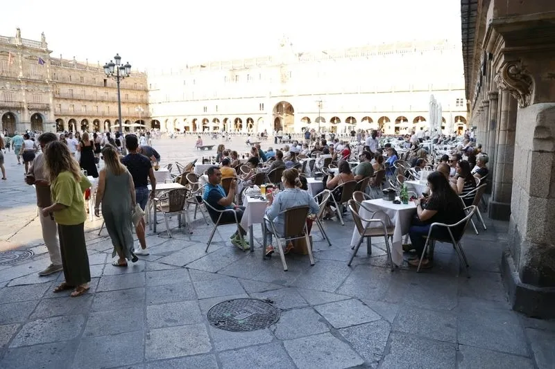 Foto 13 - Los salmantinos buscan la sombra en las terrazas del centro para refugiarse del calor