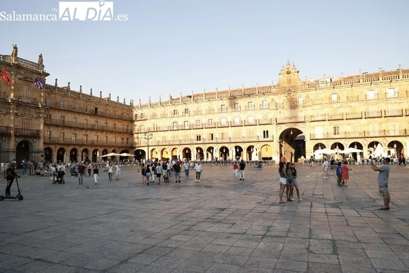 Foto 11 - Los salmantinos buscan la sombra en las terrazas del centro para refugiarse del calor
