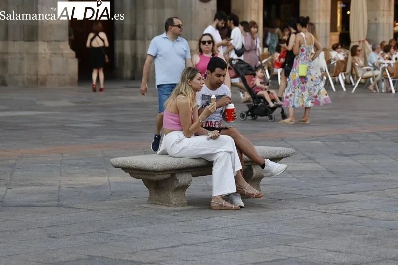 Foto 9 - Los salmantinos buscan la sombra en las terrazas del centro para refugiarse del calor