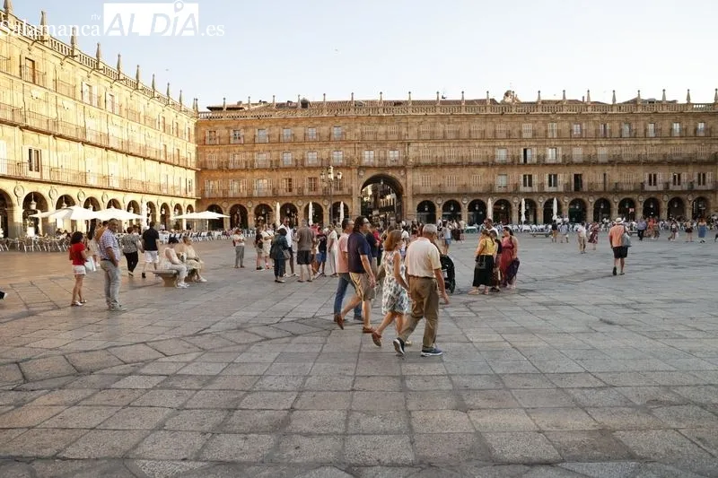 Foto 7 - Los salmantinos buscan la sombra en las terrazas del centro para refugiarse del calor