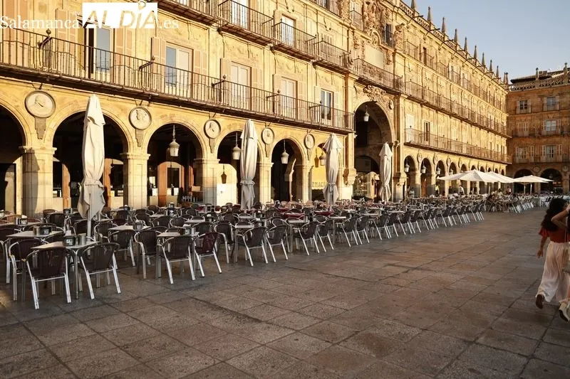 Foto 6 - Los salmantinos buscan la sombra en las terrazas del centro para refugiarse del calor