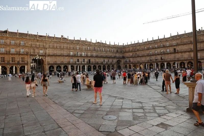 Foto 5 - Los salmantinos buscan la sombra en las terrazas del centro para refugiarse del calor