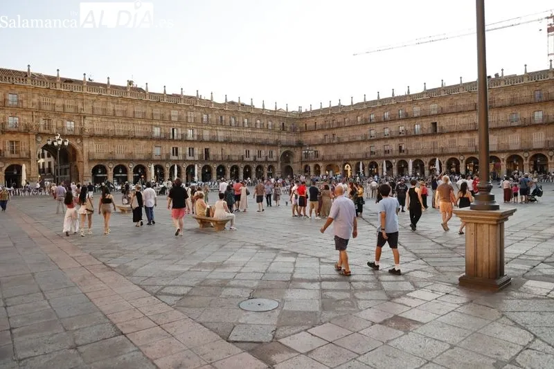 Foto 4 - Los salmantinos buscan la sombra en las terrazas del centro para refugiarse del calor