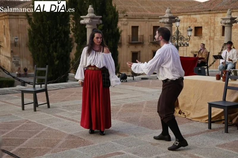 Foto 3 - La obra 'De celestina a alcahueta' anima la noche en el atrio de la Catedral