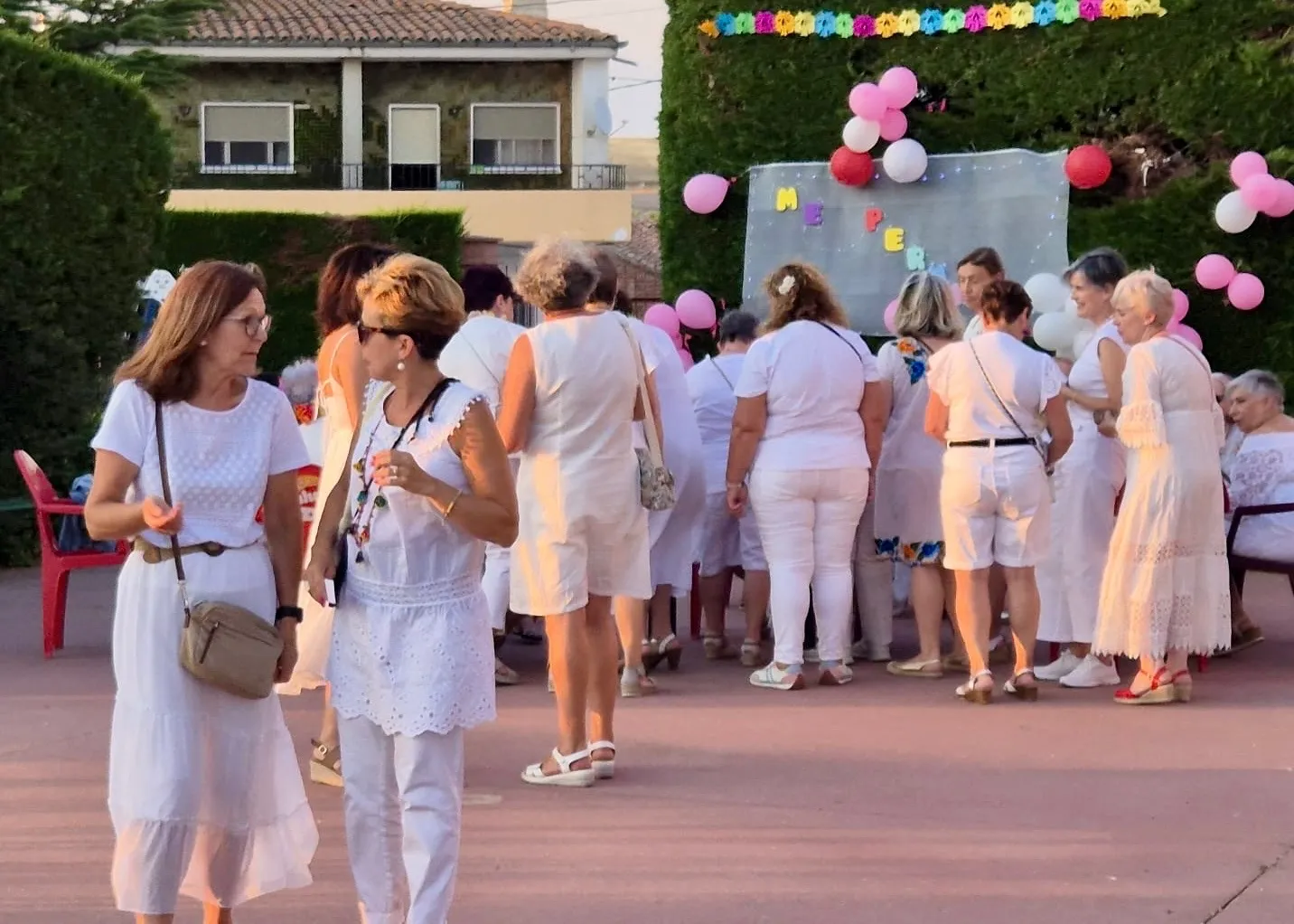 Foto 11 - Cerca de un centenar de mujeres participan en la segunda 'Noche en Blanco' de la asociaci&oacute;n Me Permito
