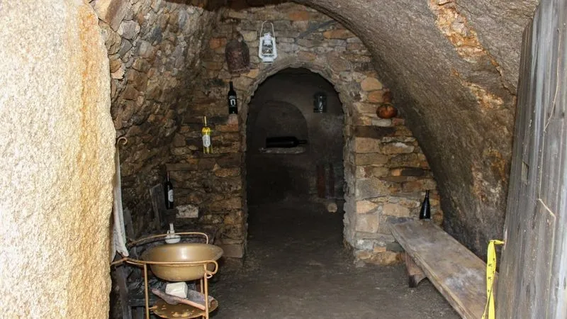 Foto 2 - La localidad portuguesa de Urr&oacute;s recuperar&aacute; sus 31 bodegas subterr&aacute;neas