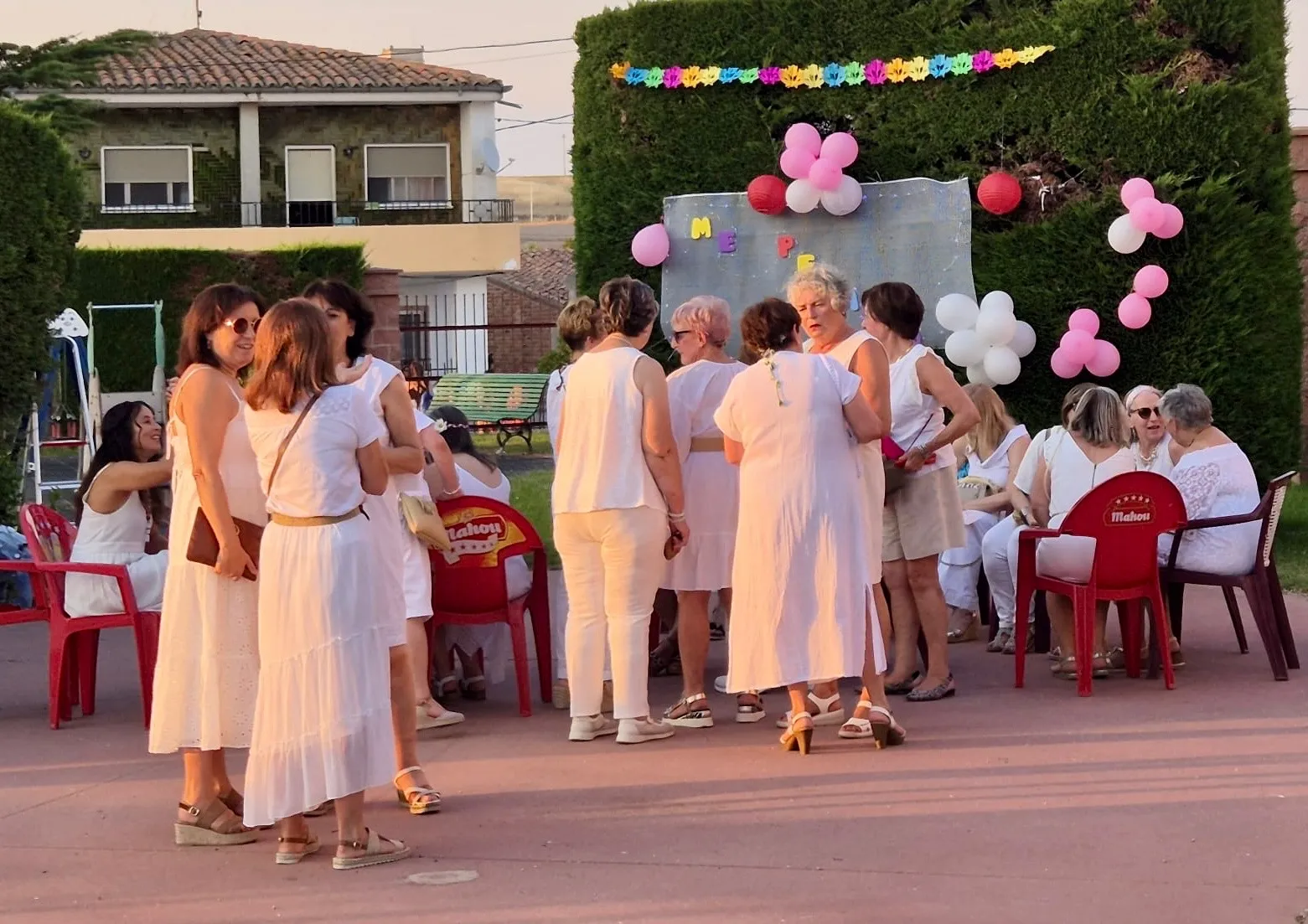 Foto 9 - Cerca de un centenar de mujeres participan en la segunda 'Noche en Blanco' de la asociaci&oacute;n Me Permito