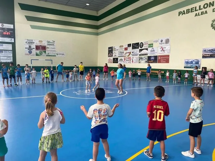 Foto 2 - M&aacute;s de un centenar de ni&ntilde;os disfrutan el mes de julio en las Escuelas de Verano del Piensos Dur&aacute;n Albense FS