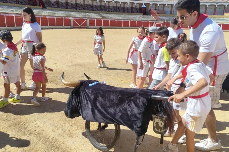 Foto 3 - Diversi&oacute;n y carreras protagonizan el animado encierro infantil de San Fermin en los campamentos de verano del CID