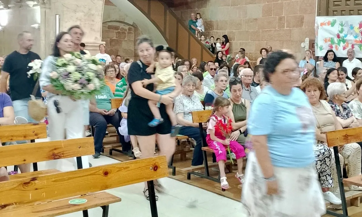 Foto 4 - Villoruela arranca  sus fiestas grandes con calles llenas de color y ambiente