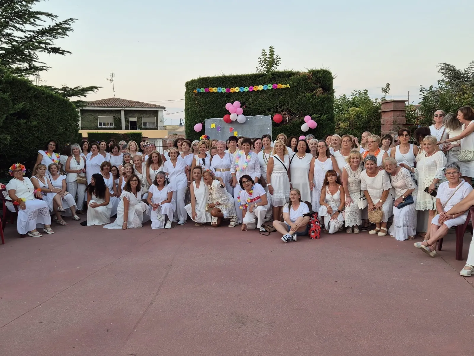 Foto 6 - Cerca de un centenar de mujeres participan en la segunda 'Noche en Blanco' de la asociaci&oacute;n Me Permito