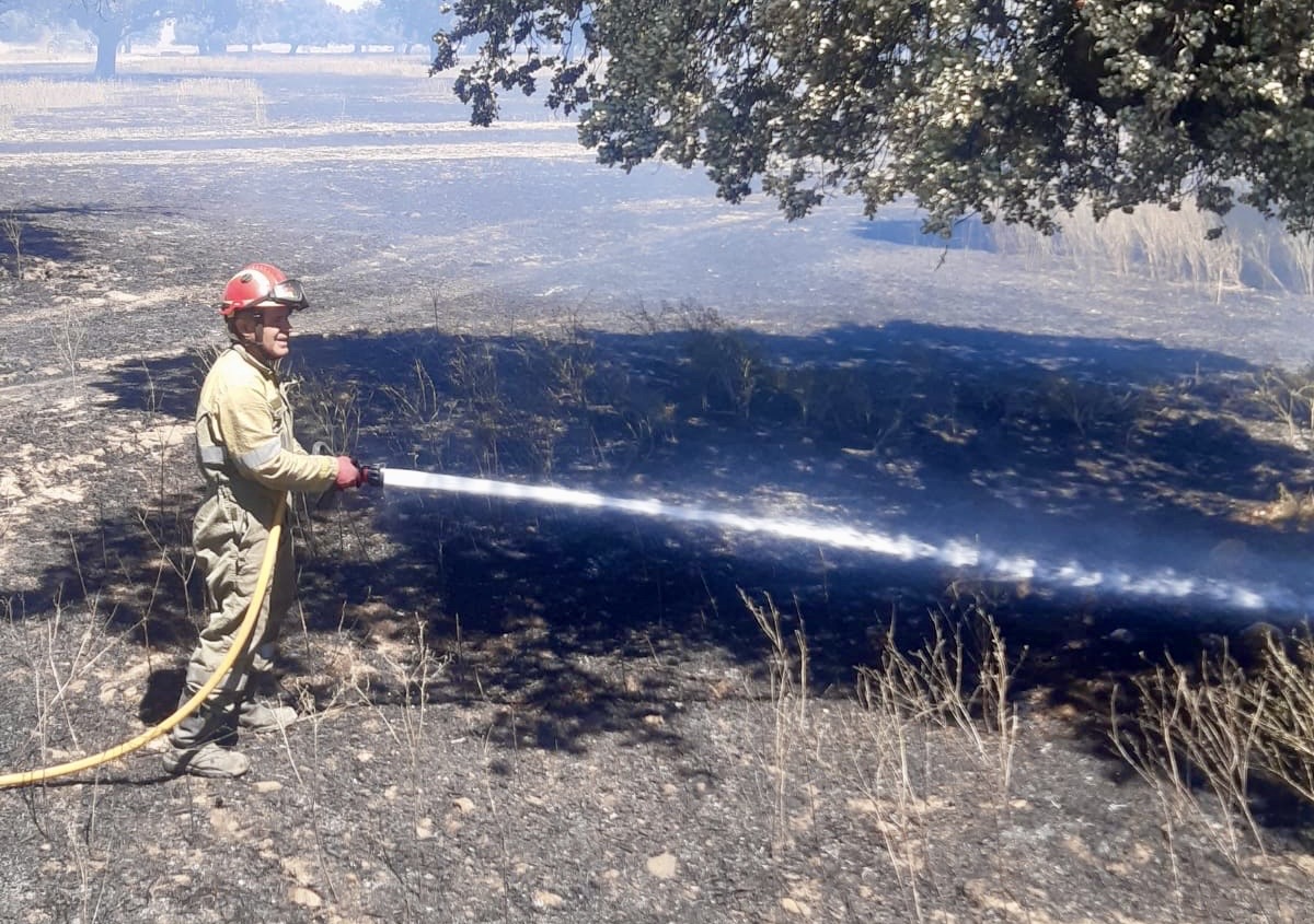 Medios terrestres y aéreos trabajan en la extinción de un incendio en Santiago de la Puebla 