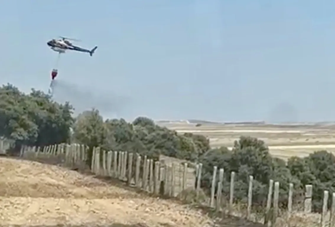 Foto 4 - Medios terrestres y a&eacute;reos trabajan en la extinci&oacute;n de un incendio en Santiago de la Puebla 