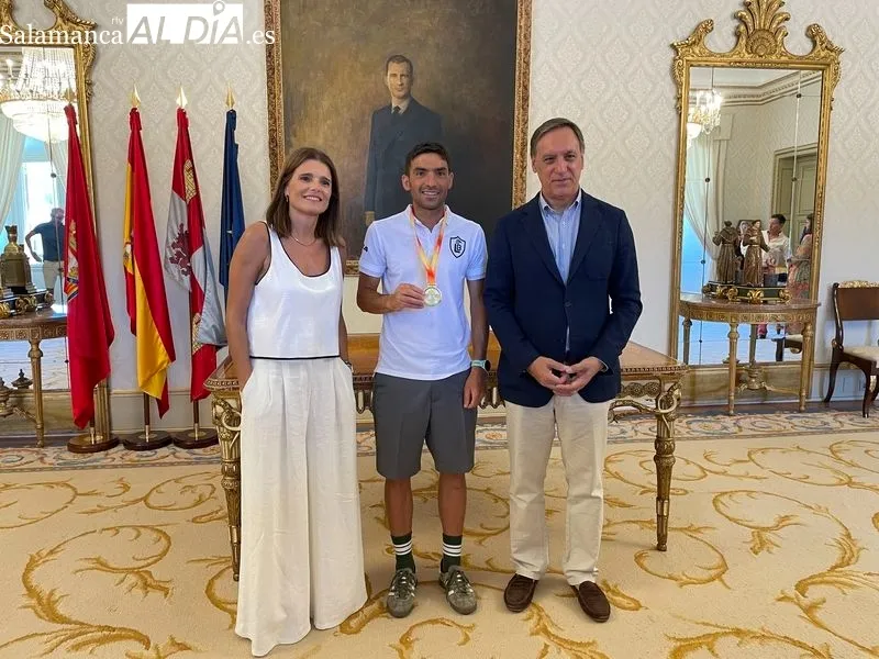 Recepción en el Ayuntamiento de Salamanca a Alberto Bravo, salmantino campeón de España de ultradistancia en la prueba de 100 kilómetros. Foto Miguel González