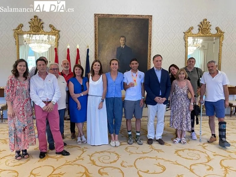 Recepción en el Ayuntamiento de Salamanca a Alberto Bravo, salmantino campeón de España de ultradistancia en la prueba de 100 kilómetros. Foto Miguel González