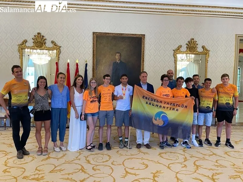 Recepción en el Ayuntamiento de Salamanca a Alberto Bravo, salmantino campeón de España de ultradistancia en la prueba de 100 kilómetros. Foto Miguel González