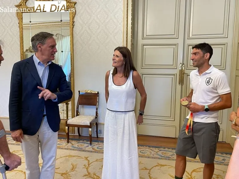 Recepción en el Ayuntamiento de Salamanca a Alberto Bravo, salmantino campeón de España de ultradistancia en la prueba de 100 kilómetros. Foto Miguel González