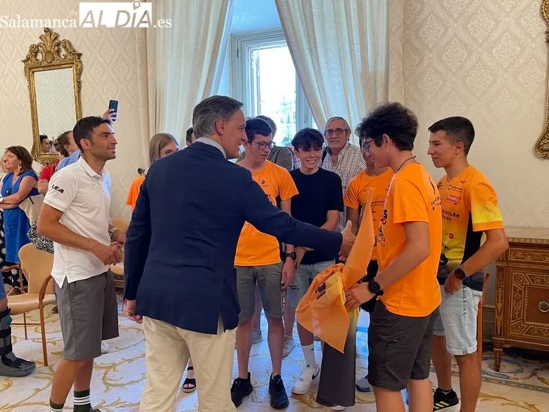 Recepción en el Ayuntamiento de Salamanca a Alberto Bravo, salmantino campeón de España de ultradistancia en la prueba de 100 kilómetros. Foto Miguel González