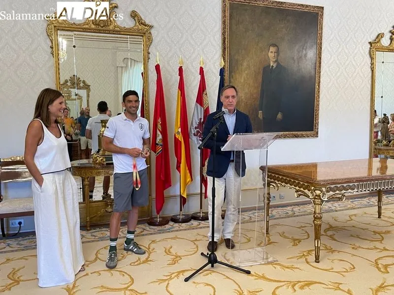 Recepción en el Ayuntamiento de Salamanca a Alberto Bravo, salmantino campeón de España de ultradistancia en la prueba de 100 kilómetros. Foto Miguel González