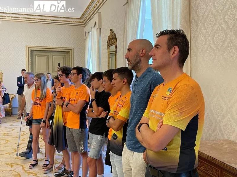 Recepción en el Ayuntamiento de Salamanca a Alberto Bravo, salmantino campeón de España de ultradistancia en la prueba de 100 kilómetros. Foto Miguel González
