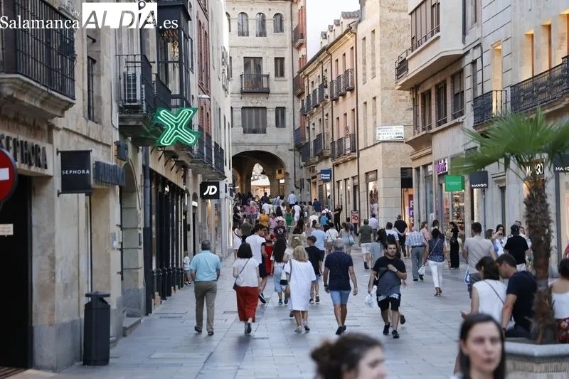 Ambiente en el centro de Salamanca este viernes 19 de julio. Fotos: David Sañudo