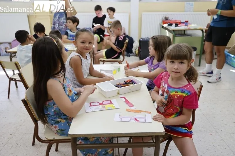 Visita del alcalde a los participantes del programa Apúntate al Verano en el CEIP José Herrero. Foto de David Sañudo