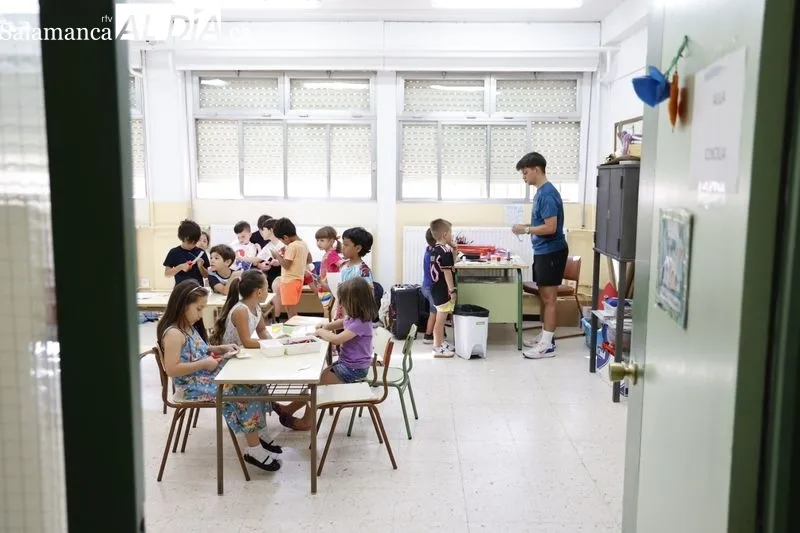 Visita del alcalde a los participantes del programa Apúntate al Verano en el CEIP José Herrero. Foto de David Sañudo