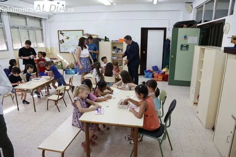 Visita del alcalde a los participantes del programa Apúntate al Verano en el CEIP José Herrero. Foto de David Sañudo