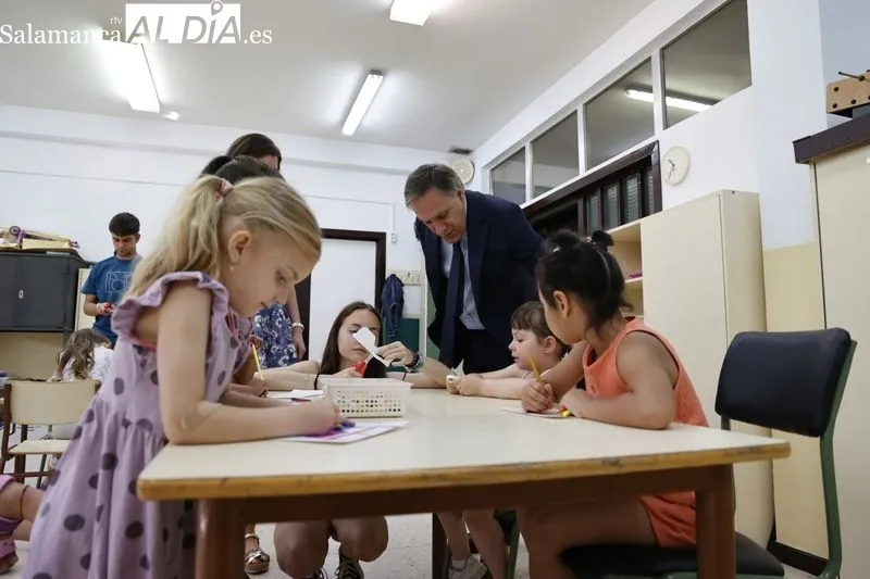 Visita del alcalde a los participantes del programa Apúntate al Verano en el CEIP José Herrero. Foto de David Sañudo