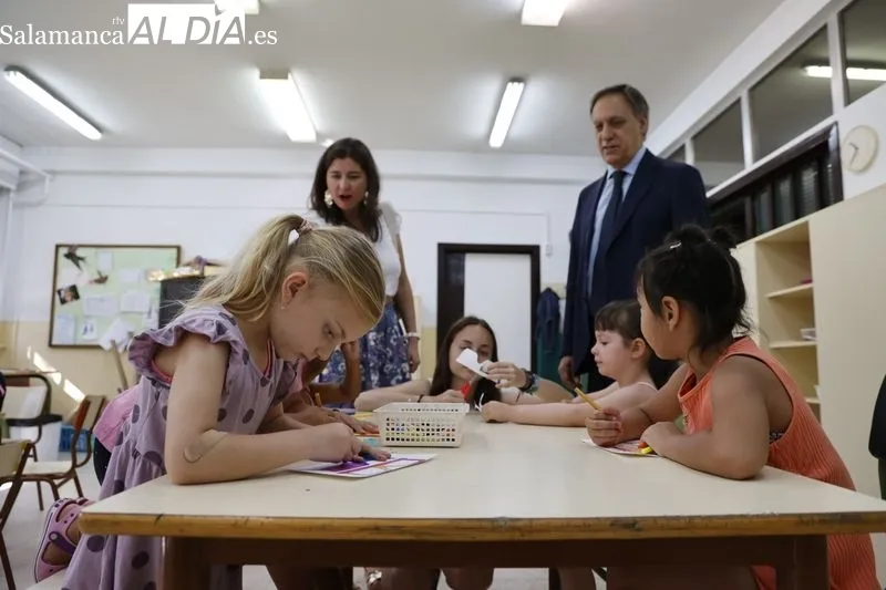 Visita del alcalde a los participantes del programa Apúntate al Verano en el CEIP José Herrero. Foto de David Sañudo