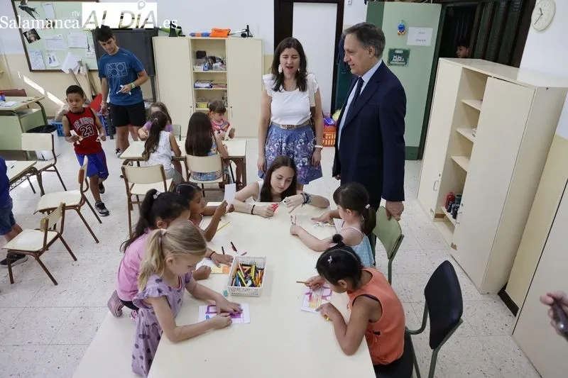 Visita del alcalde a los participantes del programa Apúntate al Verano en el CEIP José Herrero. Foto de David Sañudo
